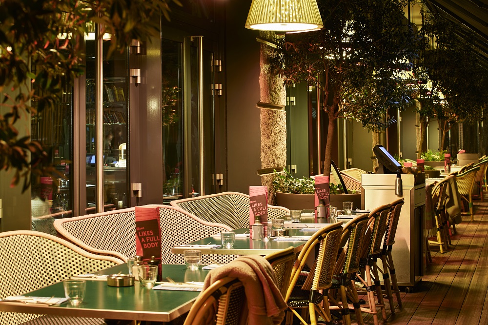 Déjeuner en terrasse (RDC)